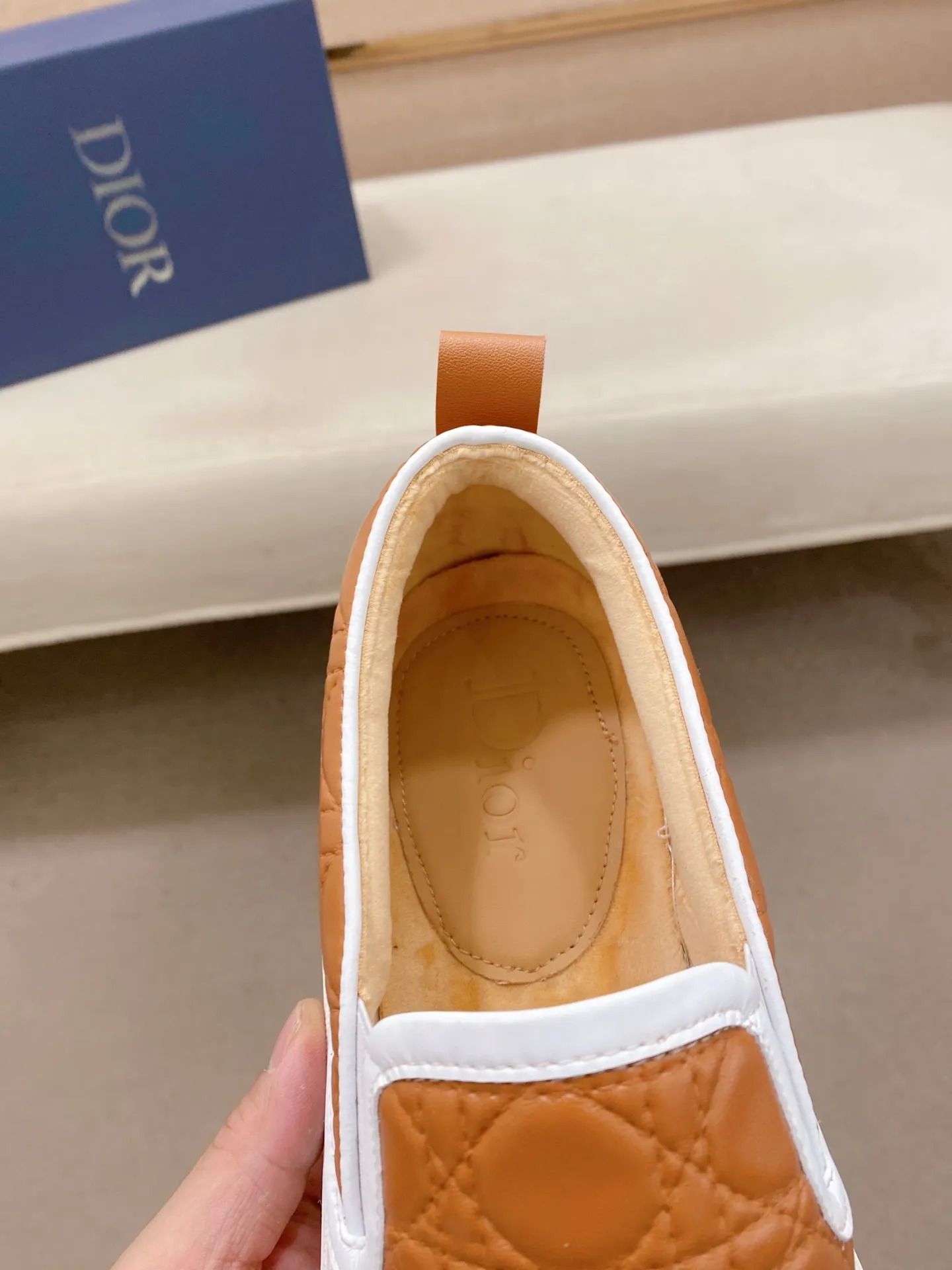 Factory price: 380💰 (leather lining * velvet lining optional) [Dior·Dio*] new casual sports style men's shoes, brand new design, perfect workmanship, slip-on lazy style to create cabinet quality, upper: imported first-layer cowhide, sheepskin lining is soft and comfortable, ultra-light rubber wear-resistant outsole, simple, versatile men's shoes, size: 39-44. Can be customized.45.46.47